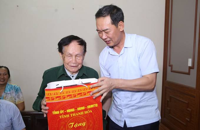Phó Bí thư Tỉnh ủy Trịnh Tuấn Sinh thăm, tặng quà chiến sĩ Điện Biên trên địa bàn huyện Triệu Sơn